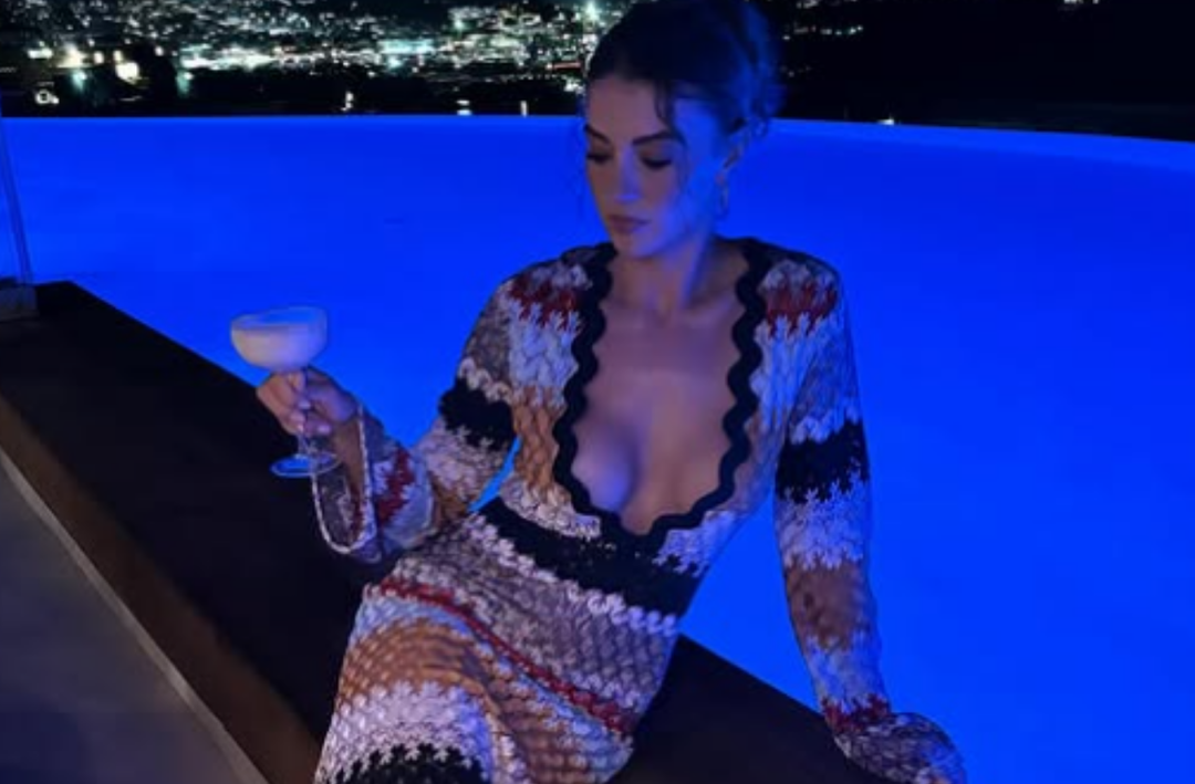 Burcu &Ouml;zberk'in doğum g&uuml;n&uuml; pozları olay oldu! Mini eteği ve kırmızı saten bluzuyla g&ouml;z kamaştırdı! 'Nice yıllara seksi kadın...'