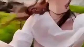 Mükemmel fotoğrafı çekmek istedi! Hareket halindeki trenden dışarı doğru kendisini bıraktı: Düşme anı saniye saniye kamerada...