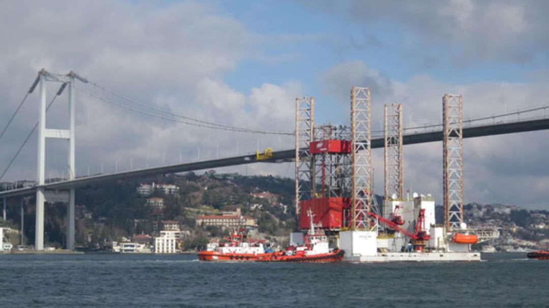 Bu kez başardı! Dev platform Boğaz'dan b&ouml;yle ge&ccedil;ti