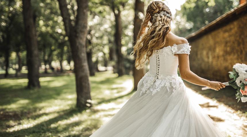 Rüyada arkadaşı gelinlikle görmek ne anlama gelir? Rüyada arkadaşı gelinlikle görmek ve fotoğraf çekmek neye işaret ve neye yorumlanır?