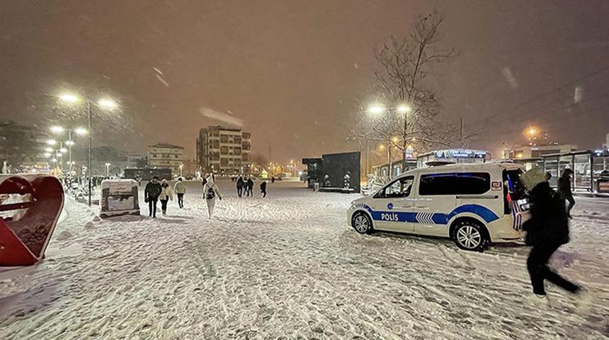 Kocaeli'de sağanak yağış soğuk hava etkisiyle kara döndü! 1600 rakımlı dağ adeta beyaza büründü