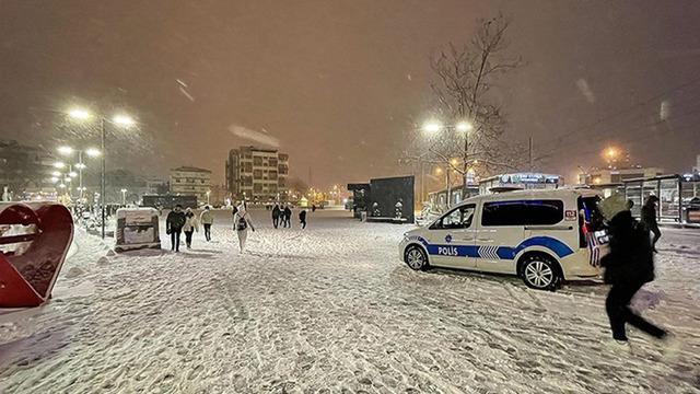 Kocaeli'de sağanak yağış soğuk hava etkisiyle kara döndü! 1600 rakımlı dağ adeta beyaza büründü