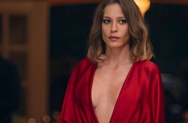 Mert Demir'le ayrıldığı iddia edilmişti! Serenay Sarıkaya'nın kombini ve durgun hali gündem oldu!
