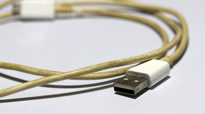 Şarj kablosu neden sararır? Sararan şarj kablosu nasıl beyazlatılır?