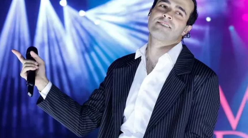 Serenay Sarıkaya ile ayrıldığı söylendi! Mert Demir ünlü futbolcunun eski eşinin gözlerine bakarak şarkı söyledi! Bu görüntüler olay oldu