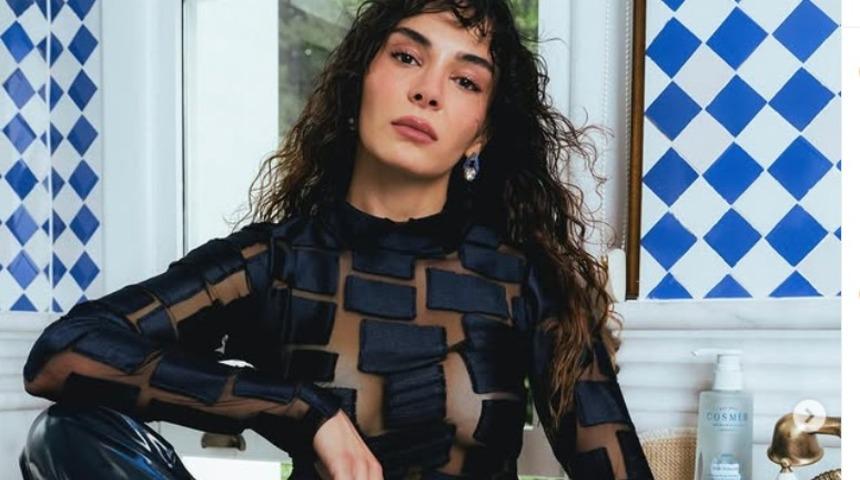 Gömleğinin düğmelerini tek tek açıp poz verdi! Ebru Şahin davet tarzıyla olay oldu