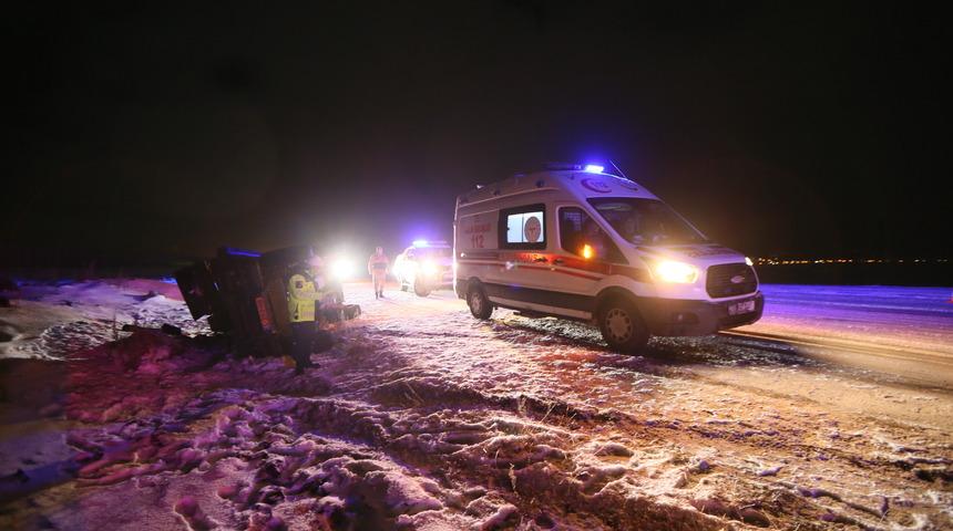 Kars'ta devrilen motokaravandaki 2 Hollandalı yaralandı