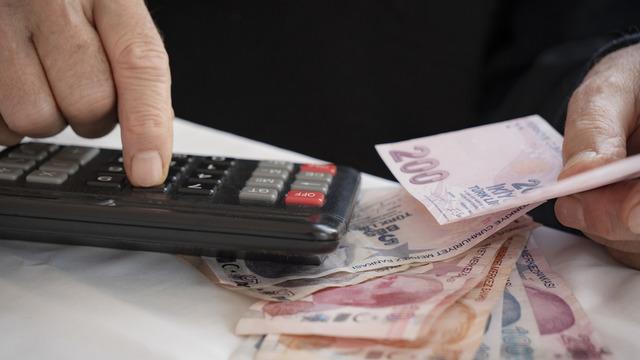 Emeklilerin zam talebi netleşti! 'Şart oldu' diyerek rakam verdi: TÜFE yetmez, seyyanen 10 bin TL gerek! En düşük emekli maaşı...