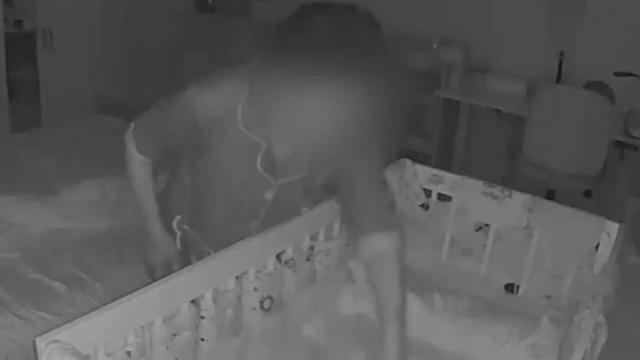 İki günlük bebeği döverken kameralara yakalandı! Sarstı, tokat attı yetmedi odanın diğer ucuna fırlattı: Ebeveynleri o anları tesadüfen gördü