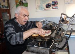 O fiyatı gören inanamıyor... 10TL'ye kapış kapış gidiyor! Simitten bile ucuz tost fiyatına yoğunluktan dükkan sahibi bile yiyemiyor