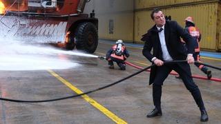 Giresun'da korkutan yangın! Belediye başkanı ekiplere böyle yardım etti