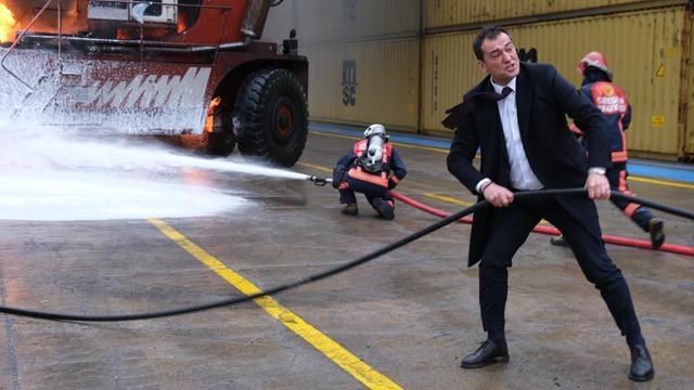 Giresun'da korkutan yangın! Belediye başkanı ekiplere böyle yardım etti