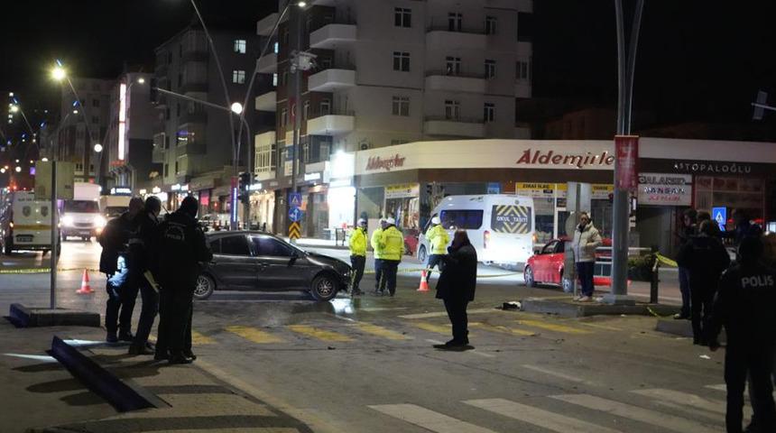 Niğde'de polis aracı ile otomobil çarpıştı! 2'si polis 6 yaralı