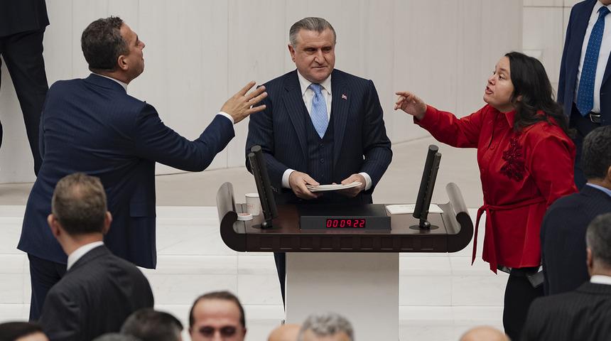 TBMM’de ilginç anlar! Bakan sunum yaparken hemen önünde böyle tartıştılar! AK Parti ile CHP arasında gerginlik…