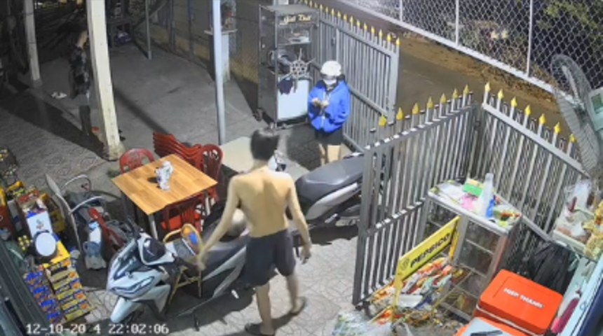 Gece evine dönerken bir kişinin kendisini takip ettiğini gördü! Tacizciden tek bir hareketle kurtuldu: "Anne kapıyı aç"