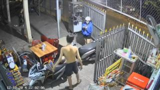 Gece evine dönerken bir kişinin kendisini takip ettiğini gördü! Tacizciden tek bir hareketle kurtuldu: Anne kapıyı aç