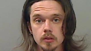 Sokak ortasında rastgele takip ettiği 19 kadın ve çocuğun üzerine vücut sıvısını şırıngayla fışkırttı! İlk başta kuş pisliği zannettik