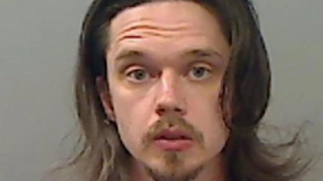 Sokak ortasında rastgele takip ettiği 19 kadın ve çocuğun üzerine vücut sıvısını şırıngayla fışkırttı! İlk başta kuş pisliği zannettik