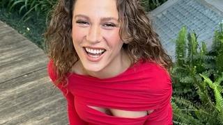 Serenay Sarıkaya ilginç tarzıyla dillere düştü! 'Yorgan giymiş' 