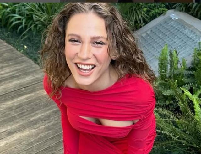 Serenay Sarıkaya ilginç tarzıyla dillere düştü! 'Yorgan giymiş'