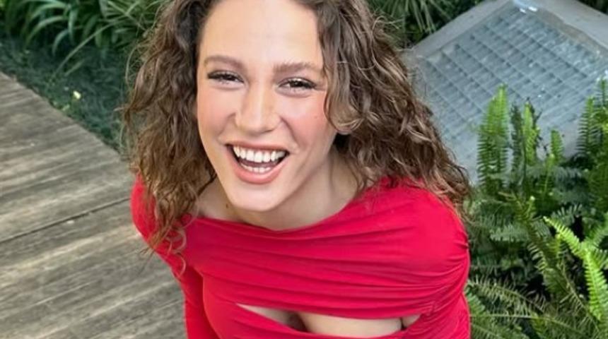 Serenay Sarıkaya ilginç tarzıyla dillere düştü! 'Yorgan giymiş' 