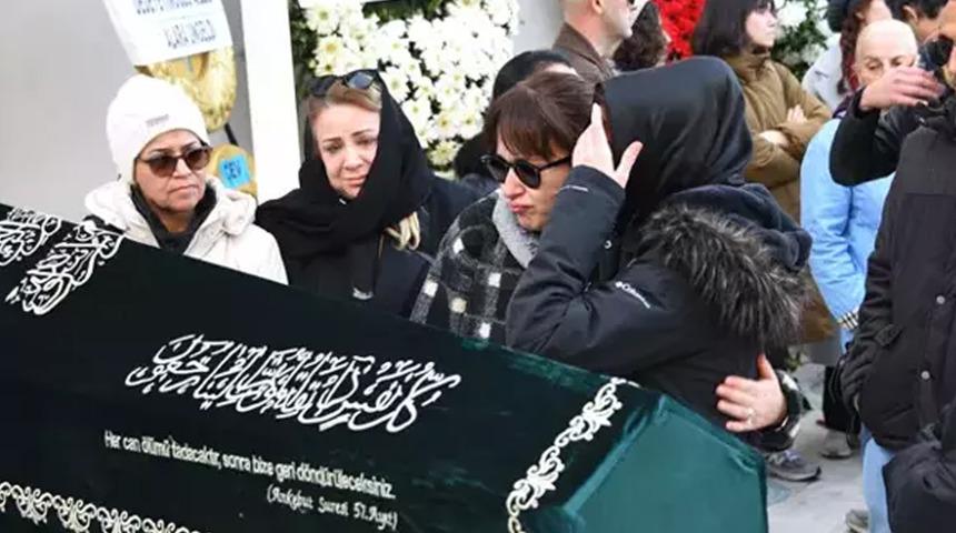İpek Tuzcuoğlu annesini toprağa verdi... Ayakta durmakta zorlandı