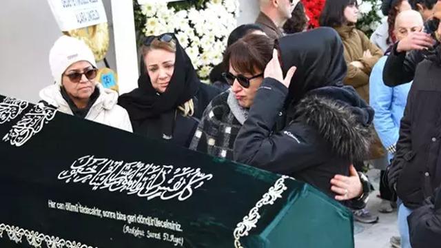 İpek Tuzcuoğlu annesini toprağa verdi... Ayakta durmakta zorlandı