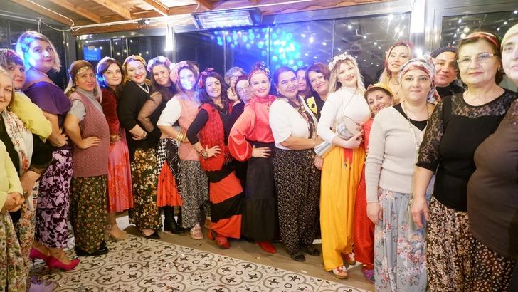 Edirne'de kadınların 'Şalvar Gecesi'! Toplu terapi seansı gibi eğlence... "Psikolog 3 bin lira, Roman gecesi 300 lira"  G1