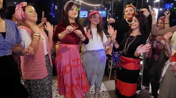Edirne'de kadınların 'Şalvar Gecesi'! Toplu terapi seansı gibi eğlence... "Psikolog 3 bin lira, Roman gecesi 300 lira"  G4