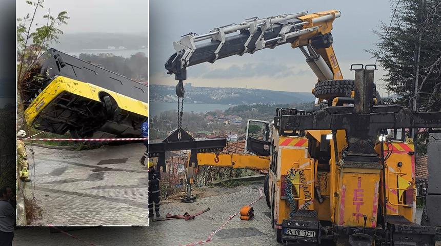 İETT otobüsü yokuş aşağı kaydı evin bahçesine düştü! 2 vinç yardımı ile anca kaldırıldı