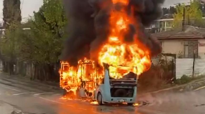 Kartal'da bir minibüs seyir halinde yanmaya başladı! Yolcular tahliye edildi ancak yangının söndürülmesi 1 saat sürdü