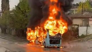 Kartal'da bir minibüs seyir halinde yanmaya başladı! Yolcular tahliye edildi ancak yangının söndürülmesi 1 saat sürdü