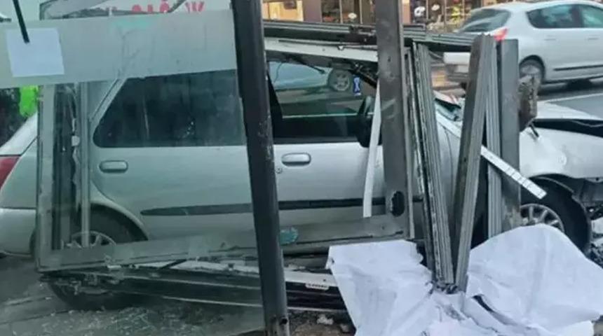 Başkentte feci kaza! Otomobil otobüs durağına girdi: 4 yaralı