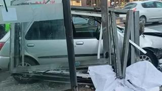 Başkentte feci kaza! Otomobil otobüs durağına girdi: 4 yaralı