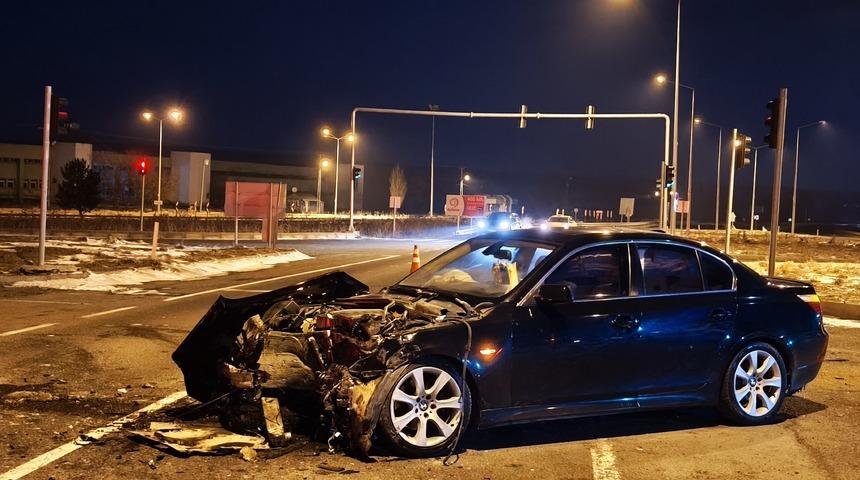Kars'ta çarpışan iki otomobilin sürücüleri yaralandı