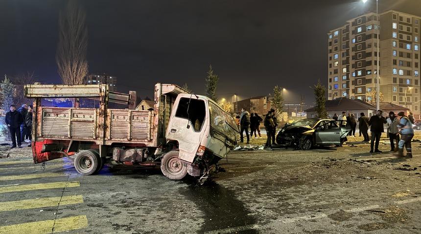 Kayseri'de otomobil ile kamyonetin çarpıştığı kazada 6 kişi yaralandı
