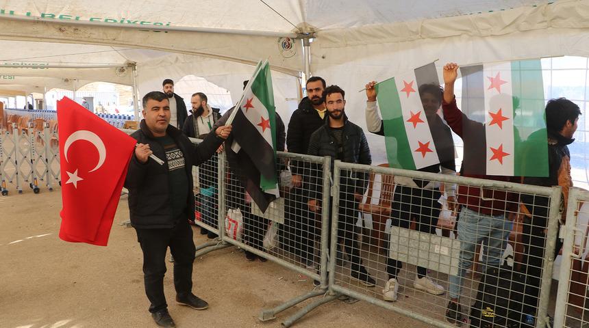 Suriyelilerin ülkelerine dönüşünü fırsata çevirdiler! Kilometrelerce uzaktan bayrak satmaya geldiler!