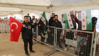 Suriyelilerin ülkelerine dönüşünü fırsata çevirdiler! Kilometrelerce uzaktan bayrak satmaya geldiler!