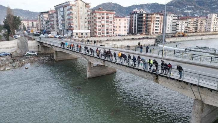 Herkes oraya akın etti! Çuval çuval götüren bile var: 'Akşam haberlerde izledim, sabah erkenden buraya geldim' G2
