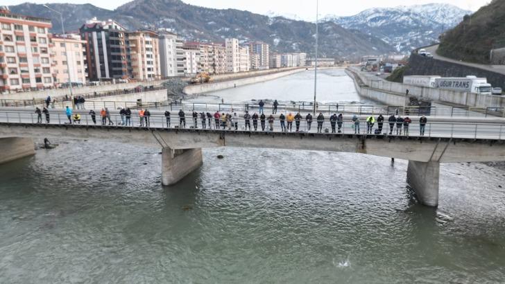 Herkes oraya akın etti! Çuval çuval götüren bile var: 'Akşam haberlerde izledim, sabah erkenden buraya geldim' G4