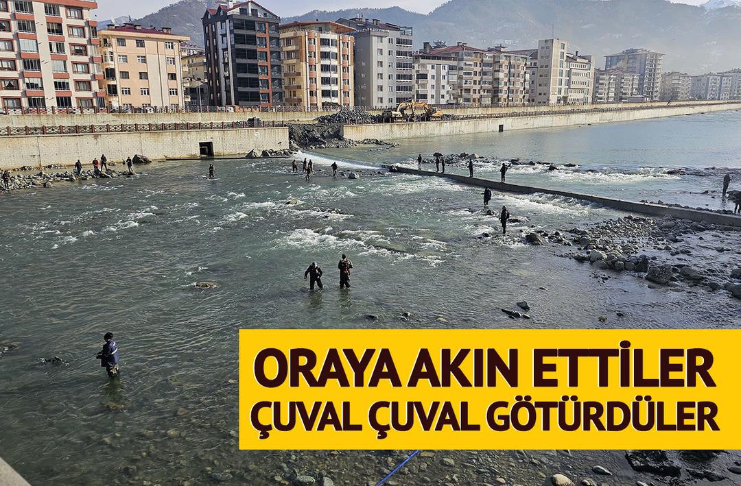 Herkes oraya akın etti! Çuval çuval götüren bile var: 'Akşam haberlerde izledim, sabah erkenden buraya geldim'