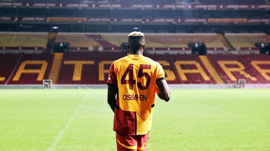 Taraftar heyecanla bu haberi bekliyordu! Canlı yayında duyurdu: 'Galatasaray Osimhen'i aldı'  Sözleşme detaylarını bile açıkladı! 
