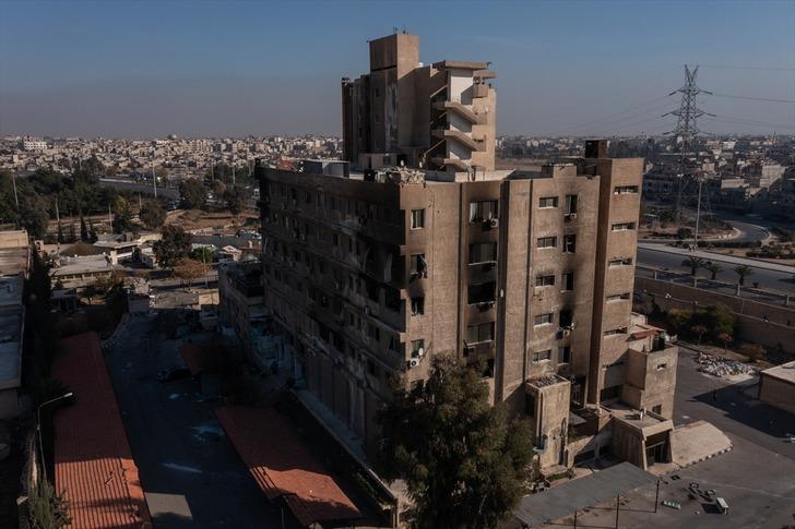 Tüyler ürperten işkence merkezinin duvarlarında Türkçe yazılar: Cimbom GS, Canım memleketim 34 İstanbul...  G1