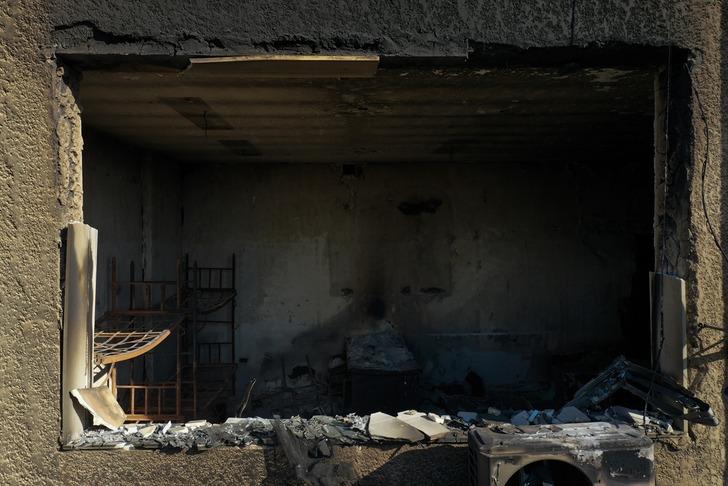 Tüyler ürperten işkence merkezinin duvarlarında Türkçe yazılar: Cimbom GS, Canım memleketim 34 İstanbul...  G2