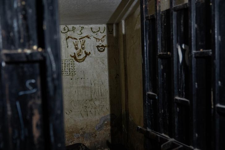 Tüyler ürperten işkence merkezinin duvarlarında Türkçe yazılar: Cimbom GS, Canım memleketim 34 İstanbul...  G3