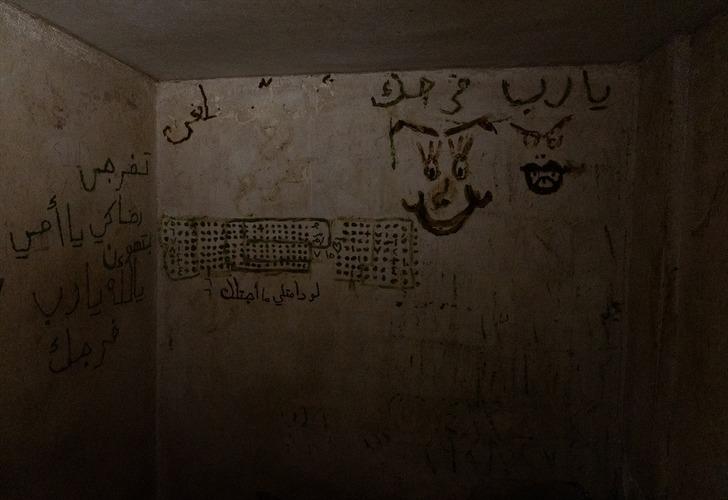 Tüyler ürperten işkence merkezinin duvarlarında Türkçe yazılar: Cimbom GS, Canım memleketim 34 İstanbul...  G4