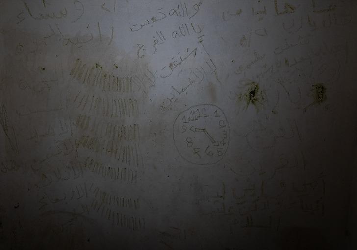 Tüyler ürperten işkence merkezinin duvarlarında Türkçe yazılar: Cimbom GS, Canım memleketim 34 İstanbul...  G5