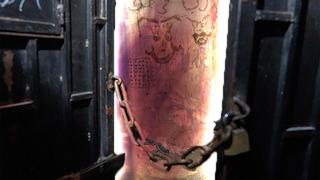 Tüyler ürperten işkence merkezinin duvarlarında Türkçe yazılar: Cimbom GS, Canım memleketim 34 İstanbul... 