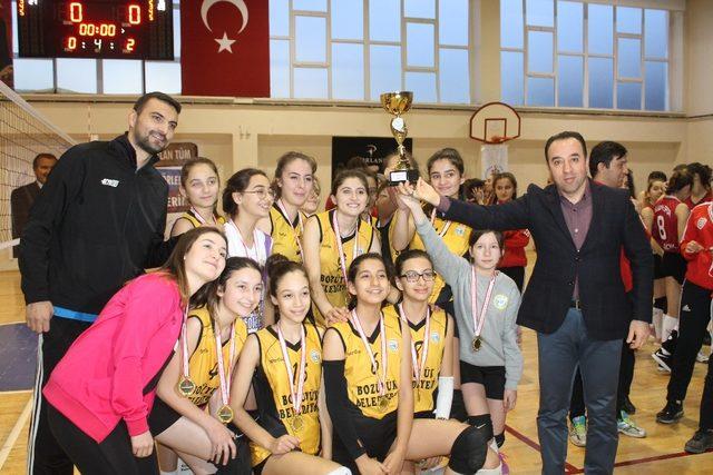 Kulüplü Voleybol Yıldız Kızlar müsabakaları sona erdi