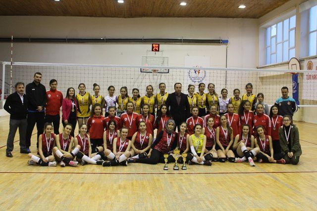 Kulüplü Voleybol Yıldız Kızlar müsabakaları sona erdi